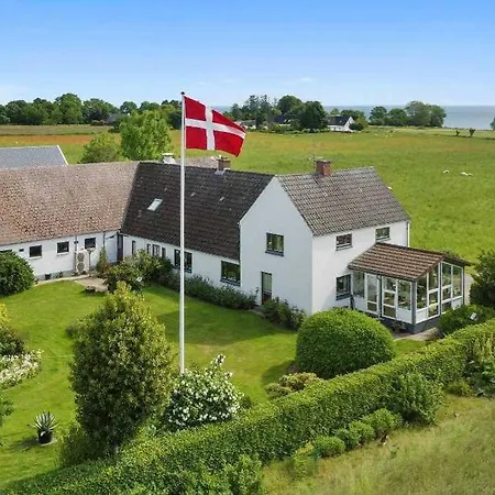Feriehus Idyllisk Gard Med Ro, Plads Og Havudsigt