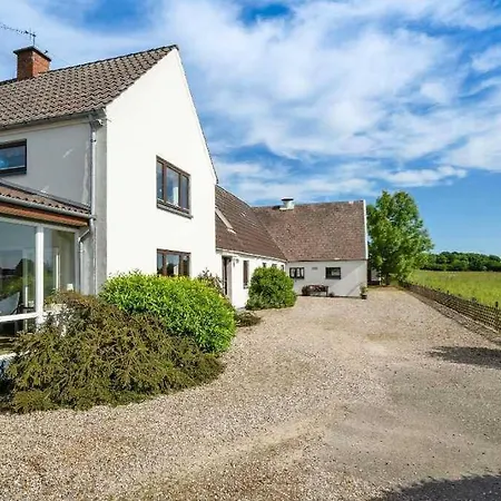 Idyllisk Gard Med Ro, Plads Og Havudsigt Feriehus