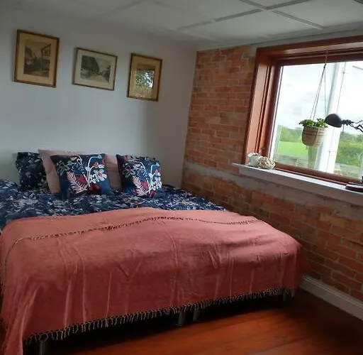 Idyllisk Gard Med Ro, Plads Og Havudsigt *