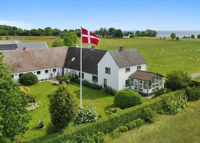Feriehus Idyllisk Gard Med Ro, Plads Og Havudsigt