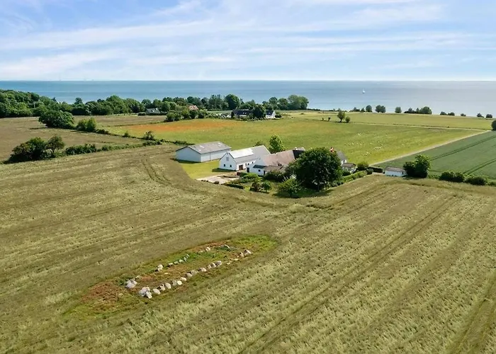 Idyllisk Gard Med Ro, Plads Og Havudsigt *