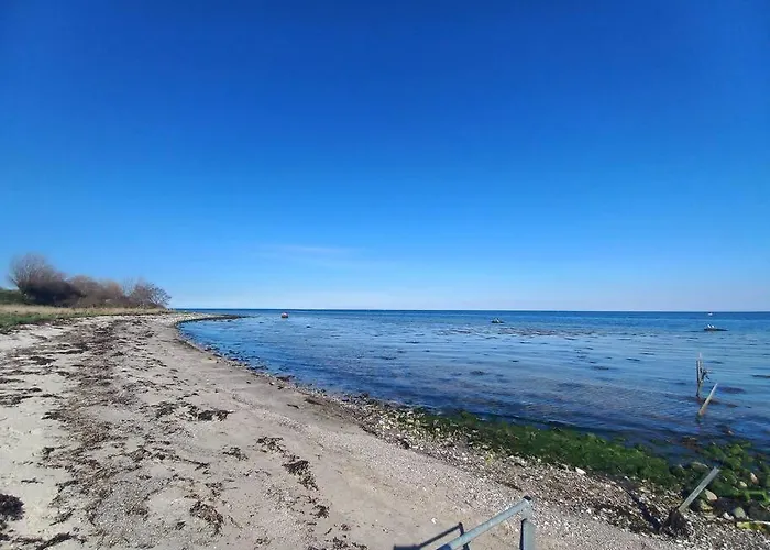 Idyllisk Gard Med Ro, Plads Og Havudsigt Feriehus