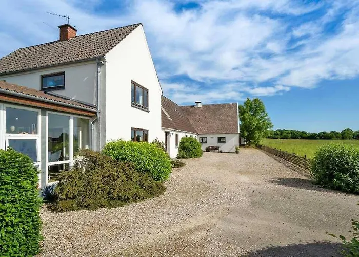 Idyllisk Gard Med Ro, Plads Og Havudsigt Feriehus