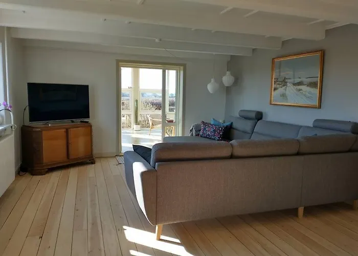 Feriehus Idyllisk Gard Med Ro, Plads Og Havudsigt Hesselager