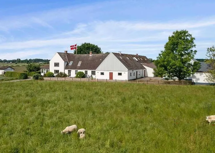 Feriehus Idyllisk Gard Med Ro, Plads Og Havudsigt *