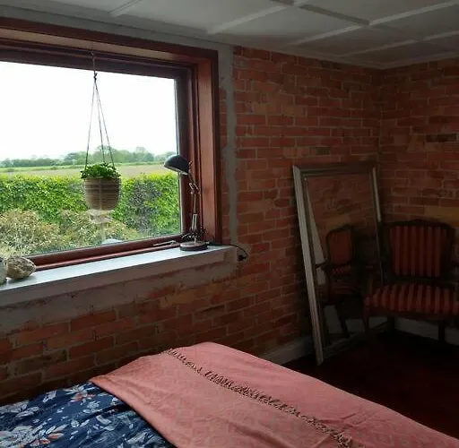 Idyllisk Gard Med Ro, Plads Og Havudsigt Feriehus